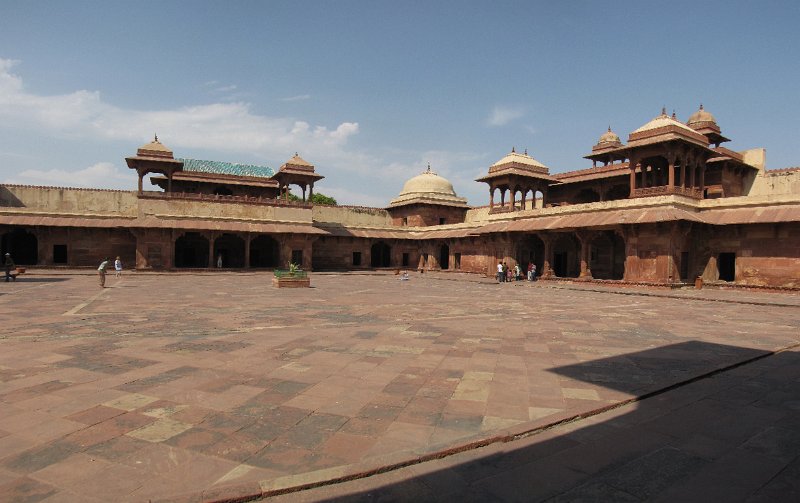 fatehpur sikri.jpg - Na de lunch in een restaurant langs de snelweg gaat de reis verder naar Fatehpur sikri, de stad van de overwinning.Gebouwd door Akbar de Grote als hoofdstad van het Mogolrijk. De keizer bouwde de stad ter ere van de moslim soefi-heilige Salim Chishti.